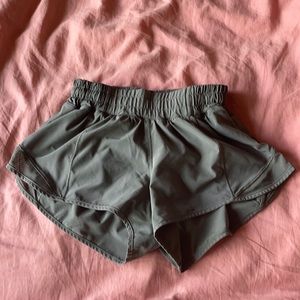 lululemon hotty hot 2.5” shorts